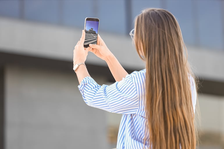 Tomar fotos con el celular, imagen ilustrativa.