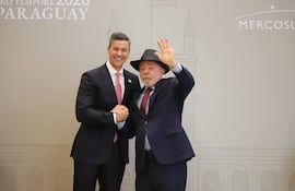 El presidente Santiago Peña y su par de Brasil Luiz Inacio Lula Da Silva al arribo de este a la sede de la reunión del Mercosur 2026 en el que Paraguay ejerce la presidencia protémpore.
