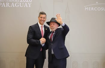 El presidente Santiago Peña y su par de Brasil Luiz Inacio Lula Da Silva al arribo de este a la sede de la reunión del Mercosur 2026 en el que Paraguay ejerce la presidencia protémpore.