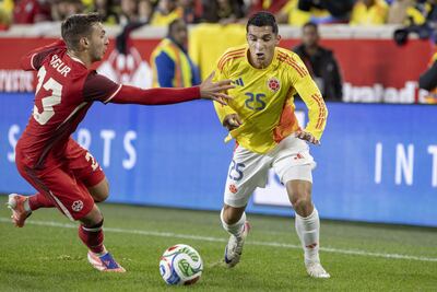 Kevin Serna, delantero colombiano con pasado en el Sportivo Luqueño, intenta superar la marca canadiense, durante el amistoso celebrado el martes en Estados Unidos.