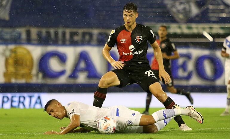 Manuel Capasso, futbolista de Newell's, pelea por un balón con Ricardo Centurión,  jugador de Vélez Sarsfield, en un partido de la Liga Profesional de Argentina.