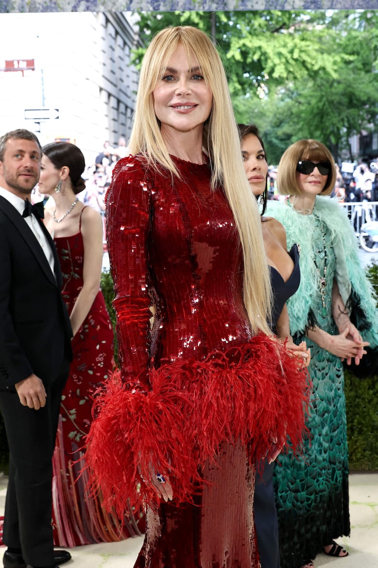 ¡Lady in red! Nicole Kidman con un traje rojo de lentejuelas y plumas que lleva al firma de Chanel. (Jamie McCarthy/Getty Images/AFP)
