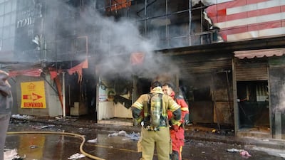 El voraz incendio afectó casillas y parte del primer piso del shopping Mina India.