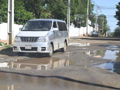 Pésimo estado de la avenida Capitán Lombardo, en la zona del barrio Vírgen de Fátima de Asunción. El pésimo estado de las calles empeora con la falta de servicios básicos, como recolección de basuras.