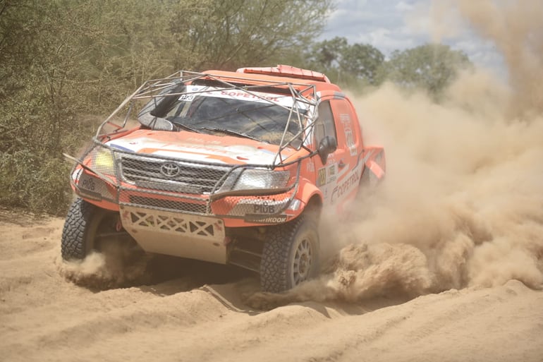 La Toyota Hilux T1 de Blas Zapag y Enrique Fratta en la Picada Histórica de la Etapa 1 del Rally del Chaco 2026.