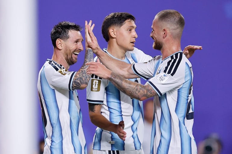 Lionel Messi (izquierda) de Argentina, celebra uno de los tres goles que convirtió ante Argelia.

