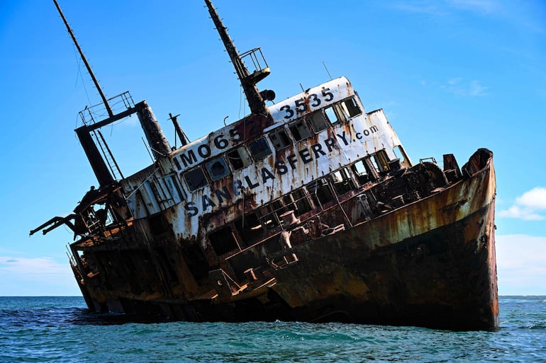 Un ferry encallado se observa en los arrecifes del archipiélago de Guna Yala, Panamá.