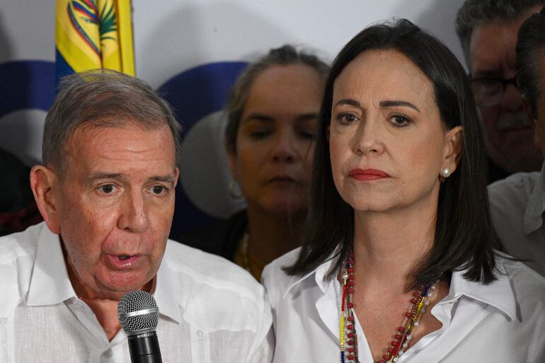 Los líderes opositores, Edmundo González Urrutia y María Corina Machado (d)