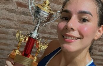 La mejor representante del pugilismo nacional, Minerva Magalí Montiel Mereles (8/10/1997), con el primer título de la temporada.
