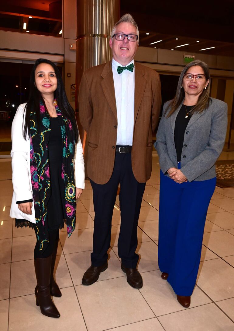 Belén Acosta, Oliver Gayet y María Di Giovanni.