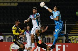 El guardameta Jesús Camargo sale a cortar con los puños el avance gumarelo ante la presencia aérea de Matías Espinoza.