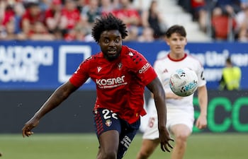 PAMPLONA (ESPAÑA), 26/04/2026.- El defensa francés de Osasuna Flavien-Enzo Boyomo persigue el balón durante el partido de la jornada 32 de LaLiga que Atlético Osasuna y Sevilla FC disputan este domingo en el estadio de El Sadar, en Pamplona. EFE/ Villar López