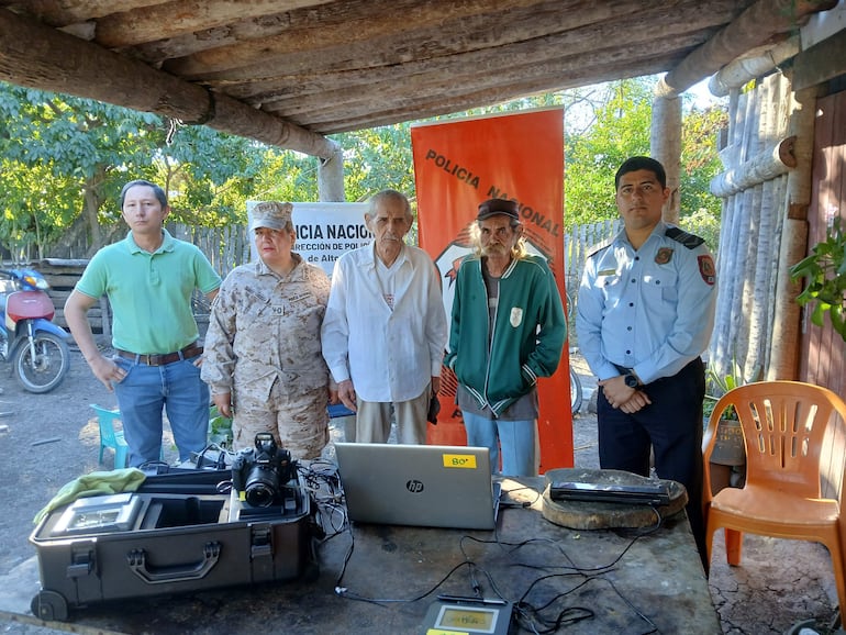 Uniformados policiales con los abuelitos en Fuerte olimpo