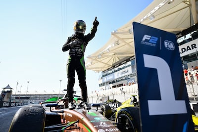 El piloto paraguayo Joshua Duerksen de AIX Racing celebra la victoria en la carrera principal de la Fórmula 2 en el Circuito de Yas Marina, en Abu Dabi, Emiratos Árabes Unidos.