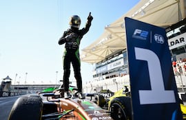 El piloto paraguayo Joshua Duerksen de AIX Racing celebra la victoria en la carrera principal de la Fórmula 2 en el Circuito de Yas Marina, en Abu Dabi, Emiratos Árabes Unidos.