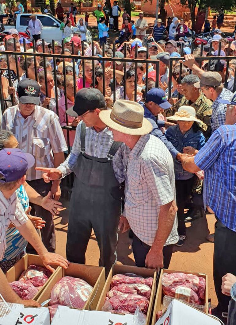 Menonitas reparten carne en la zona de Arroyito.