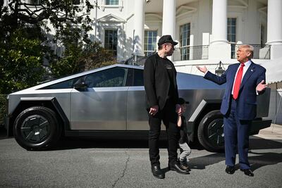 El presidente de Estados Unidos, Donald Trump (d) y el CEO de Tesla, Elon Musk (i).