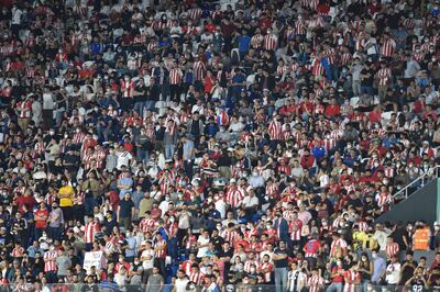 Fans de la selección paraguaya de fútbol en el estadio Defensores del Chaco, esta noche, en el partido de Paraguay contra Argentina.