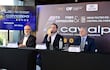 Alonso Chaverri Suárez sostiene micrófono, mientras Ing. Paul Sarubbi y Jorge Sfrir observan en mesa con corbatas distintivas.