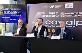 Alonso Chaverri Suárez sostiene micrófono, mientras Ing. Paul Sarubbi y Jorge Sfrir observan en mesa con corbatas distintivas.