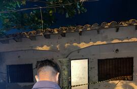 Un oficial del departamento de Investigación de Homicidios toma nota en el sitio donde encontraron el cadáver en la madrugada de hoy.