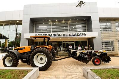 La máquina con el implemento fue exhibida frente al local de la Gobernación de Caazapá.