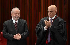 El presidente electo de Brasil, Luiz Inácio da Silva (izq.), junto al miembro del Supremo Tribunal Federal, Alexandre de Moraes (der.).