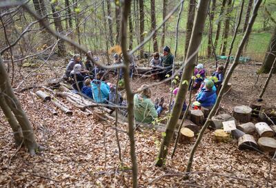 Imagen ilustrativa de un campamento en un bosque.