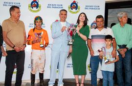 Allegados a Sir Campos, con los premios en el “Criadores”.