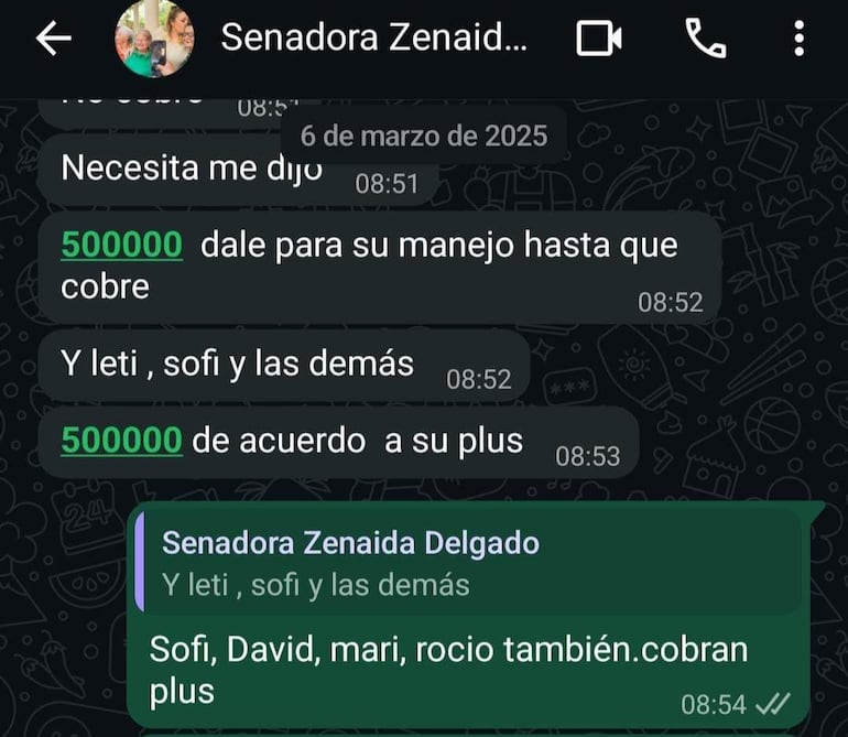 Chat de WhatsApp mostrando mensajes sobre coimas, mencionando a Zenaida Delgado y otras funcionarias implicadas.