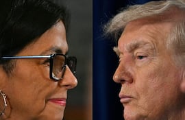 Esta combinación de imágenes, creada el 21 de enero de 2026, muestra a la vicepresidenta venezolana, Delcy Rodríguez, asistiendo a una sesión de la Asamblea Nacional para jurar como presidenta interina de Venezuela en Caracas el 5 de enero de 2026. El presidente estadounidense, Donald Trump, observa mientras el jefe del Estado Mayor Conjunto, general Dan Caine (fuera de cuadro), habla con la prensa tras las acciones militares estadounidenses en Venezuela, en la residencia de Trump en Mar-a-Lago, Palm Beach, Florida, el 3 de enero de 2026.