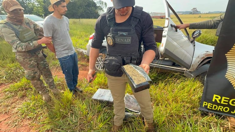 Oscar Ramón González Caballero (31), custodiado por agentes de la Senad de Pedro Juan Caballero, tras su captura en Zanja Pytã.