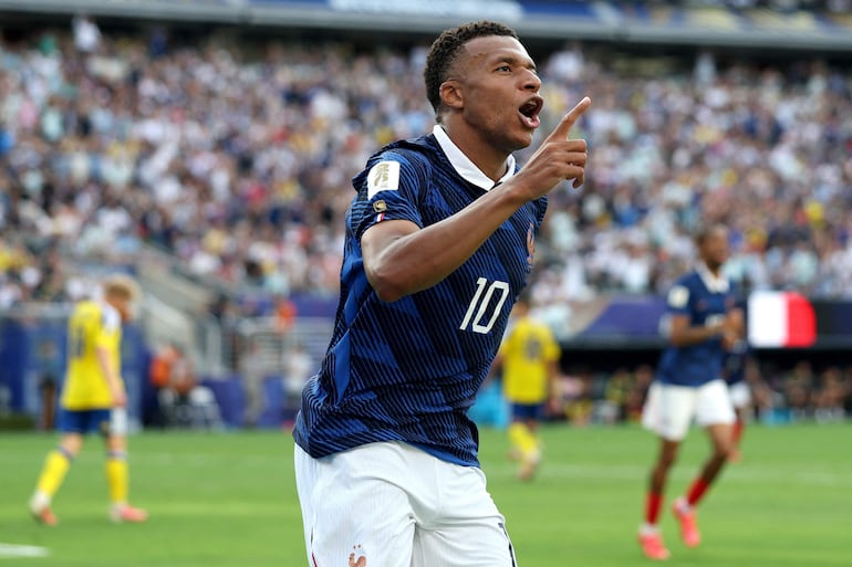 Kylian Mbappé de Francia celebra tras anotar el tercer gol de su equipo durante el partido de los dieciseisavos de final de la Copa Mundial de la FIFA 2026 entre Francia y Suecia en el Estadio de Nueva York Nueva Jersey.