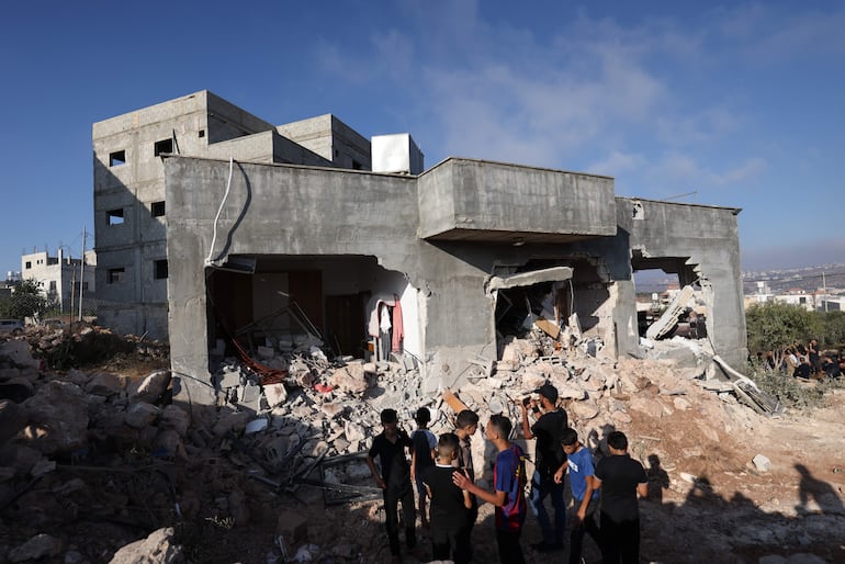 Palestinos inspeccionan los daños en la vivienda tras una operación militar israelí en la localidad de Aqraba, cerca de Nablús (Palestina), el 8 de septiembre de 2026.
