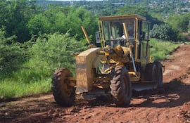 Una motoniveladora de la Municipalidad de Santaní trabaja en un trayecto de la compañía Arroyo Guazú