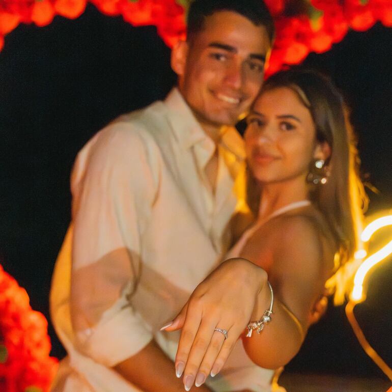 Amiri Oviedo mostrando orgullosa su anillo de compromiso ante la feliz mirada de Wilder Viera. (Instagram/Wilder Viera)