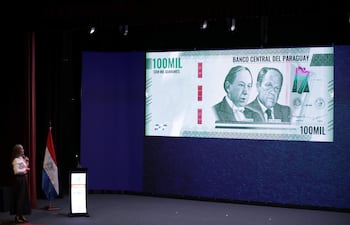 La integrante del directorio del Banco Central del Paraguay (BCP), Liana Caballero, muestra el nuevo billete de 100.000 guaraníes durante la presentación oficial que se llevó a cabo en el Salón de Convenciones de la banca matriz. El BCP presentó una nueva familia de billetes del guaraní, una de las monedas más antiguas de la región.