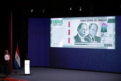 La integrante del directorio del Banco Central del Paraguay (BCP), Liana Caballero, muestra el nuevo billete de 100.000 guaraníes durante la presentación oficial que se llevó a cabo en el Salón de Convenciones de la banca matriz. El BCP presentó una nueva familia de billetes del guaraní, una de las monedas más antiguas de la región.