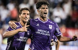 El paraguayo Brian Montenegro (d), jugador de Defensor Sporting, celebra un gol en el partido frente a Nacional por la fecha 7 del torneo Apertura 2026 de Uruguay en el estado Luis Franzini, en Montevideo, Uruguay.