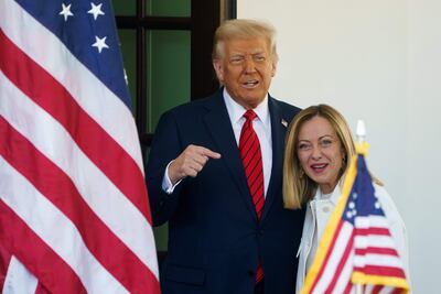 El presidente de los Estados Unidos, Donald Trump (i), recibe a la Primera Ministra italiana, Giorgia Meloni (d), en la Casa Blanca, Washington, DC.