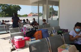 Familiares de pacientes en el IPS-Ingavi siguen comprando atracurio y midazolam por escasez en el sistema sanitario público.