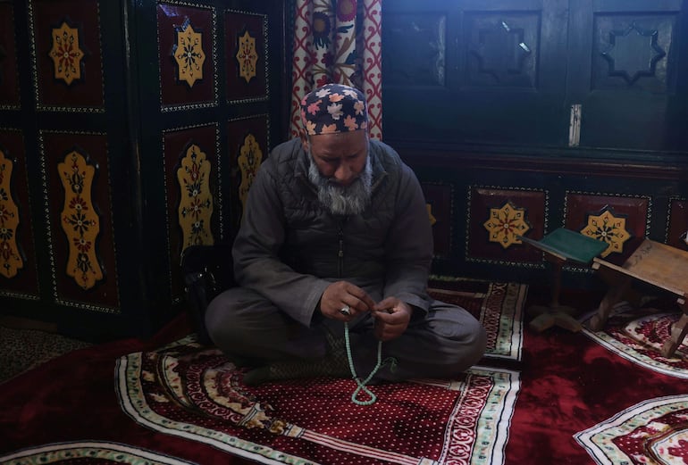 Un hombre musulmán reza durante el primer viernes de oración del mes sagrado del Ramadán, en el interior de un santuario en Srinagar, en la zona de Cachemira bajo administración india, este 20 de febrero de 2026.