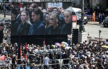 Una vista muestra una pantalla que muestra una transmisión en vivo de la hija del ex Primer Ministro italiano, Silvio Berlusconi, Barbara Berlusconi (izq.), su hijo Pier Silvio Berlusconi, su hija Marina Berlusconi y la socia de Silvio Berlusconi, Marta Fascina, dentro de la catedral del Duomo, en Piazza Duomo en Milán para que la gente siguiera el funeral de estado del ex primer ministro y magnate de los medios de Italia Silvio Berlusconi en junio pasado.