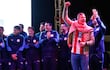 El presidente Santiago Peña (derecha), durante la recepción a la selección de Paraguay en el Aeropuerto Internacional Silvio Pettirossi, tras ser eliminada por Francia en los octavos de final de la Copa del Mundo.