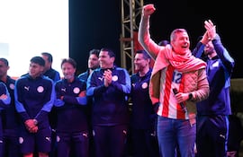 El presidente Santiago Peña (derecha), durante la recepción a la selección de Paraguay en el Aeropuerto Internacional Silvio Pettirossi, tras ser eliminada por Francia en los octavos de final de la Copa del Mundo.