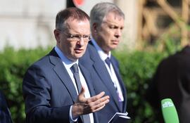 El jefe de la delegación rusa Vladimir Medinsky (C) para la mesa de negociación con Ucrania. (archivo)