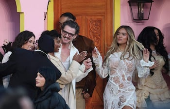 Pedro Pascal, Karol G y Cardi B se presentaron en el escenario durante el espectáculo de medio tiempo del Super Bowl LX de Apple Music en el Levi's Stadium. (Chris Graythen/Getty Images/AFP)