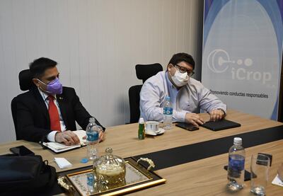 Humberto Acuña (izq) y Ariel Peña, representantes de la empresa iCrop SA, concesionaria contratada por Conajzar de manera directa para censar, catastrar y explotar tragamonedas en todo el país.