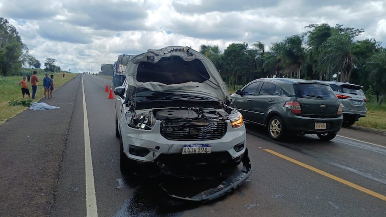 La camioneta involucrada en el accidente fatal quedó con serios daños materiales.