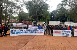 Los trabajadores de cargas y encomiendas, durante la movilización.